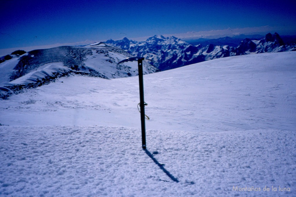 Cima del Elbrus, 5.647 mts., a la izquierda la otra cima